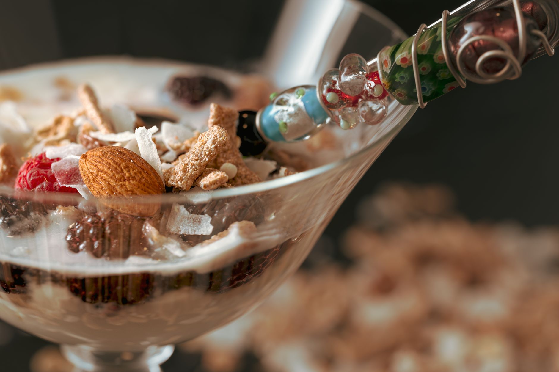 Délicieux parfait yaourt avec granola, amandes et framboises dans un verre.