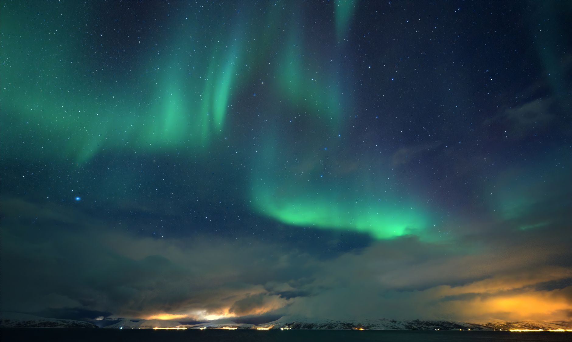 Vue captivante des aurores boréales au-dessus de Tromsø, capturant la magie nocturne de la nature.