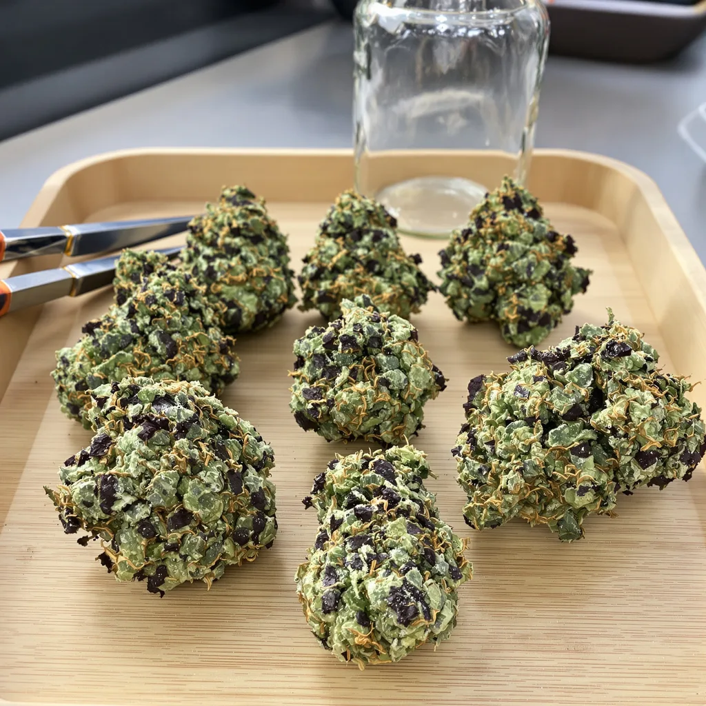 China Yunnan 65% indica / 35% sativa — fleur avec trichomes visibles