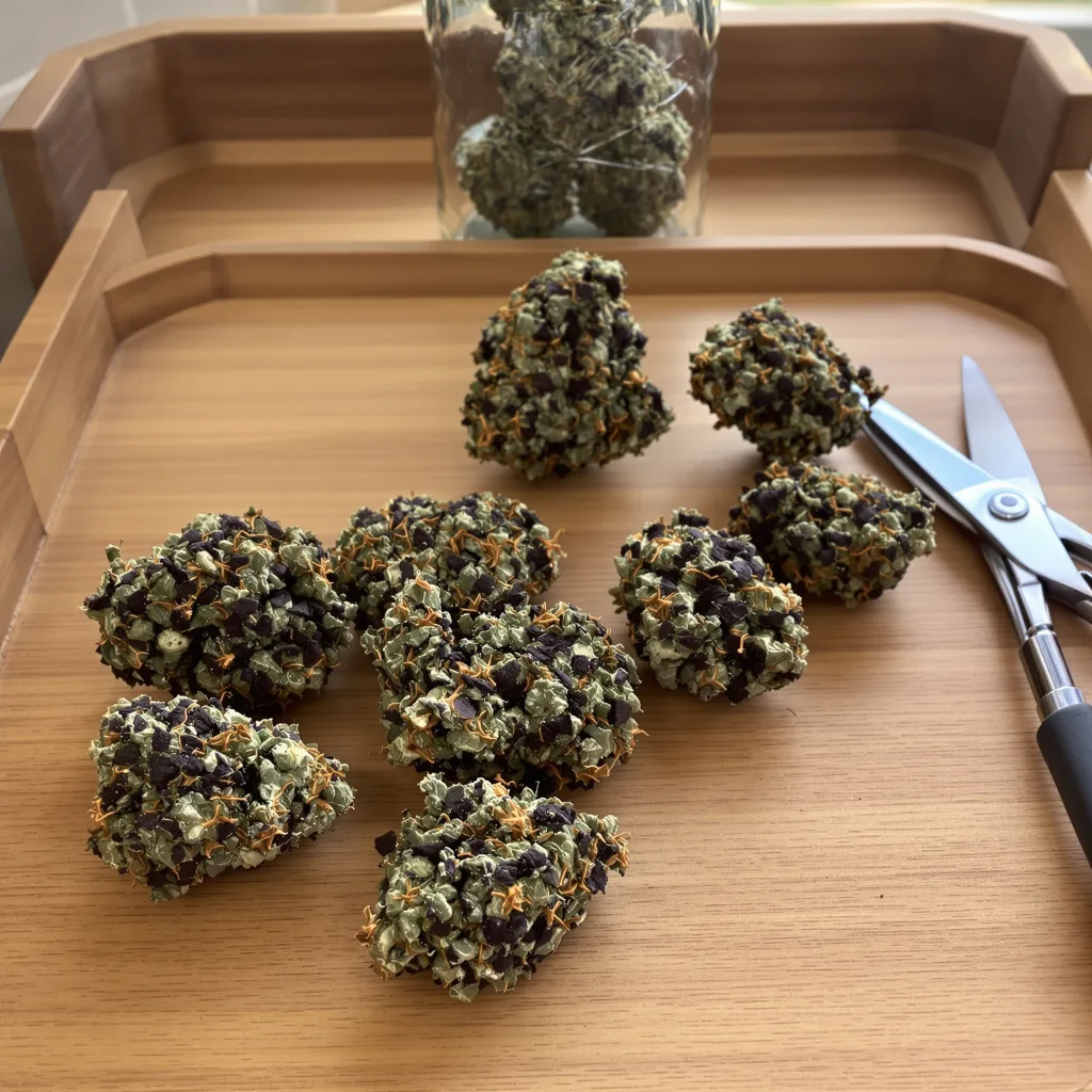 Cluster Bomb 79% indica / 21% sativa — fleur avec trichomes visibles
