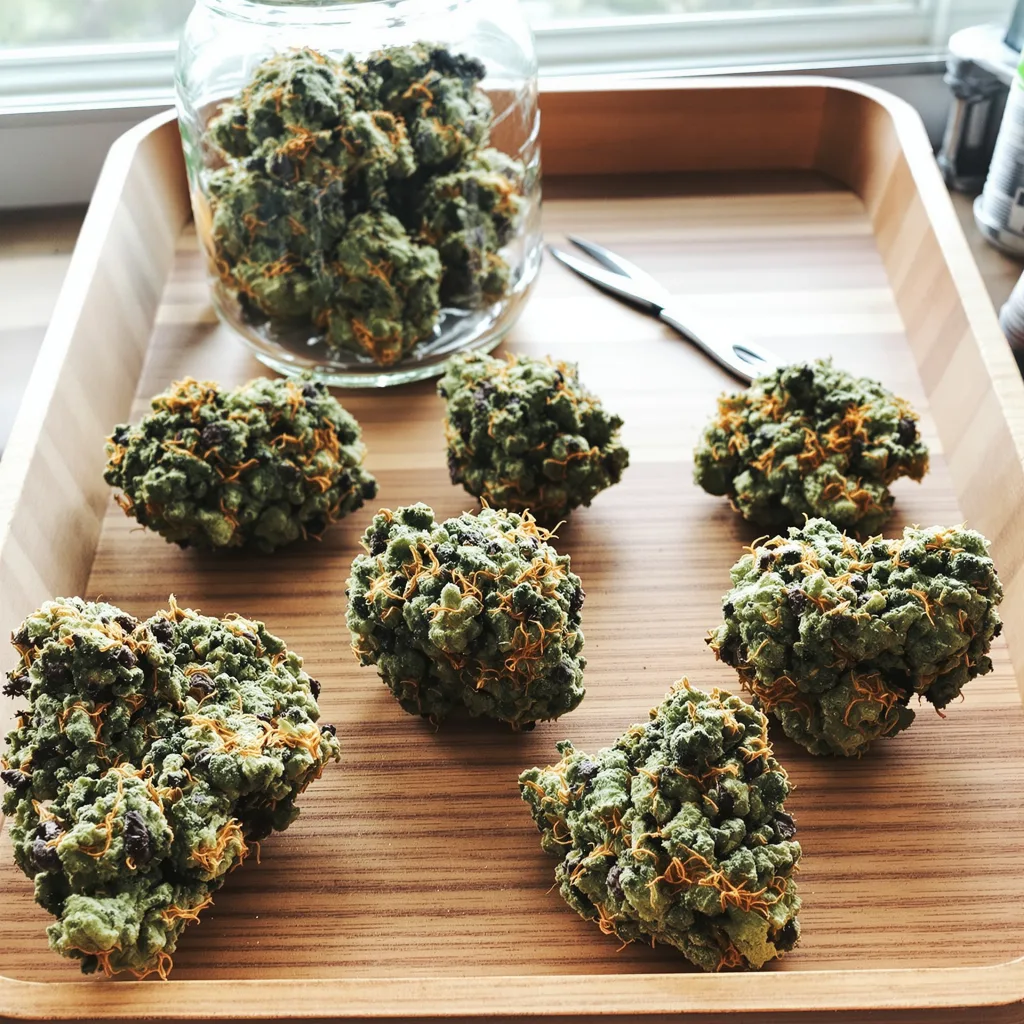 Godzilla 70% indica / 30% sativa — fleur avec trichomes visibles