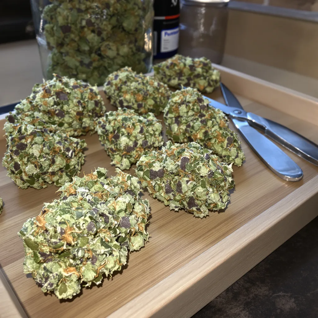 Space Candy 45% indica / 55% sativa — fleur avec trichomes visibles