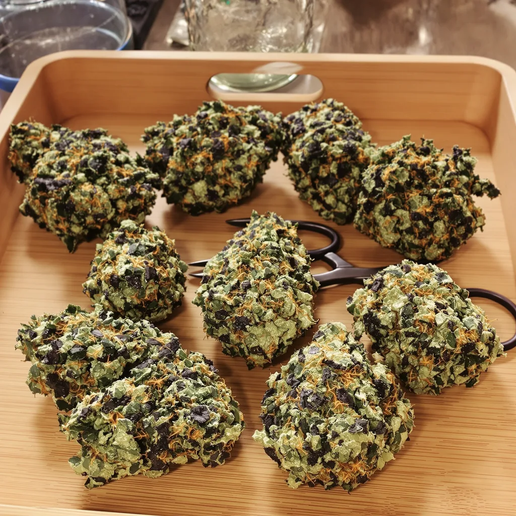 Triple Cheese 70% indica / 30% sativa — fleur avec trichomes visibles